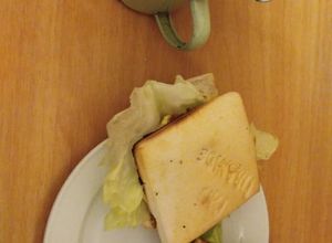 Una foto de Omelette con queso y lechuga en pan tostado