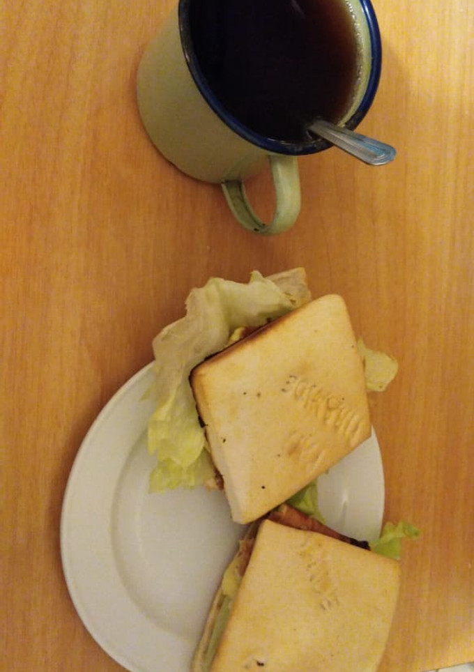 Una foto de Omelette con queso y lechuga en pan tostado