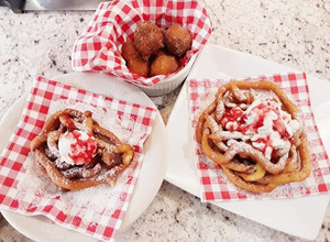 Una foto de Funnel cakes y bunuelos de viento keto