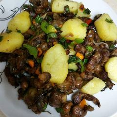 A picture of Grilled gizzard with potatoes.