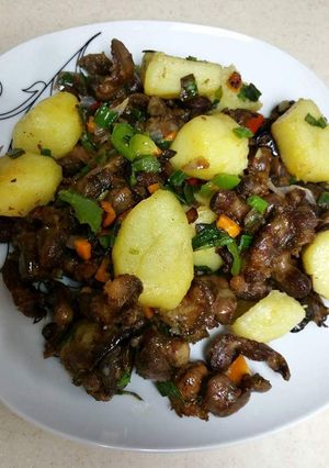A picture of Grilled gizzard with potatoes.