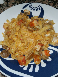 Una foto de Tagliatelle con almejas y surimi