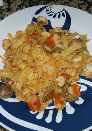 Una foto de Tagliatelle con almejas y surimi