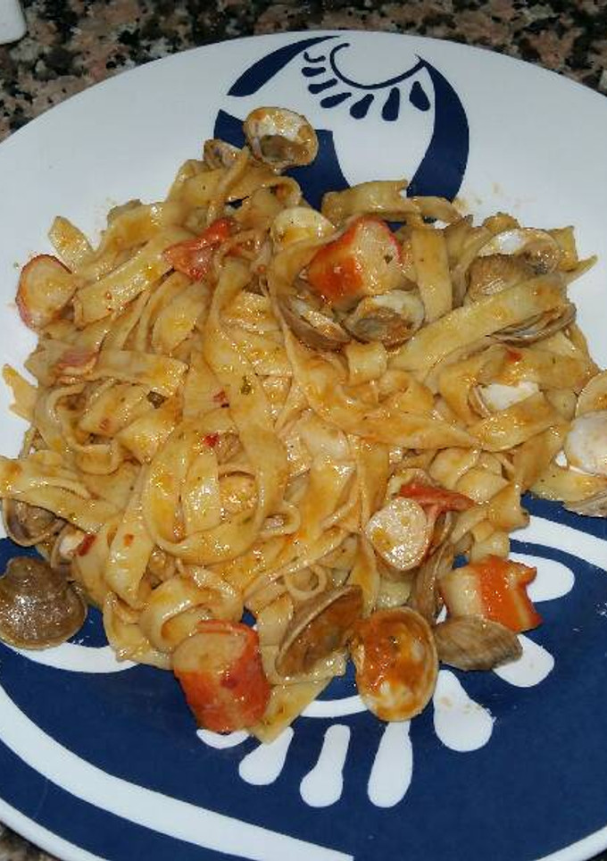 Una foto de Tagliatelle con almejas y surimi