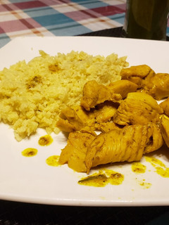 Una foto de Arroz de coliflor con pollo al curry