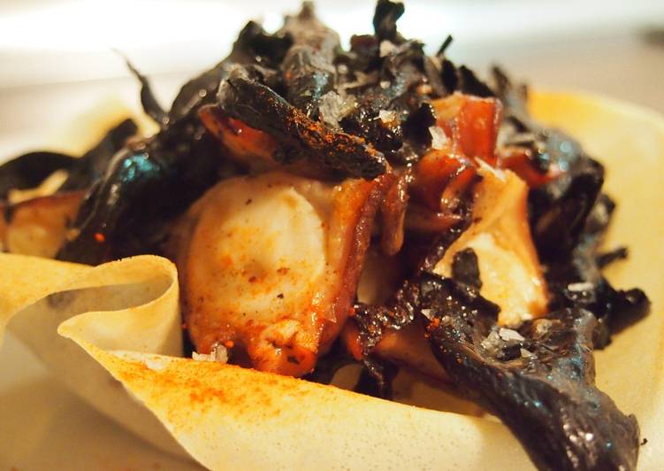 Pulpo con trompetas de los muertos