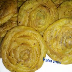 A picture of Pumpkin leaves ki crispy puri.