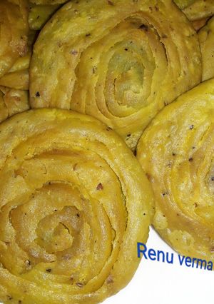 A picture of Pumpkin leaves ki crispy puri.