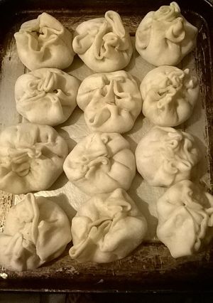 Una foto de Knishes de papa y cebolla