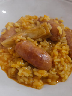 Una foto de Arroz meloso de longaniza y alcachofas