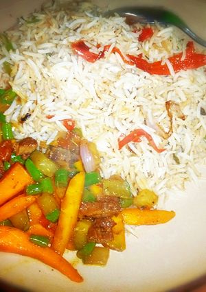 A picture of Chinese rice nd veggies are sauce.