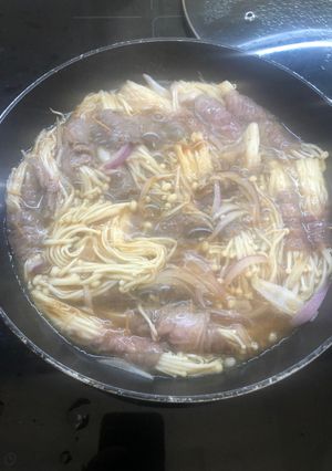 Hình của món Bò cuộn nấm kim chi.