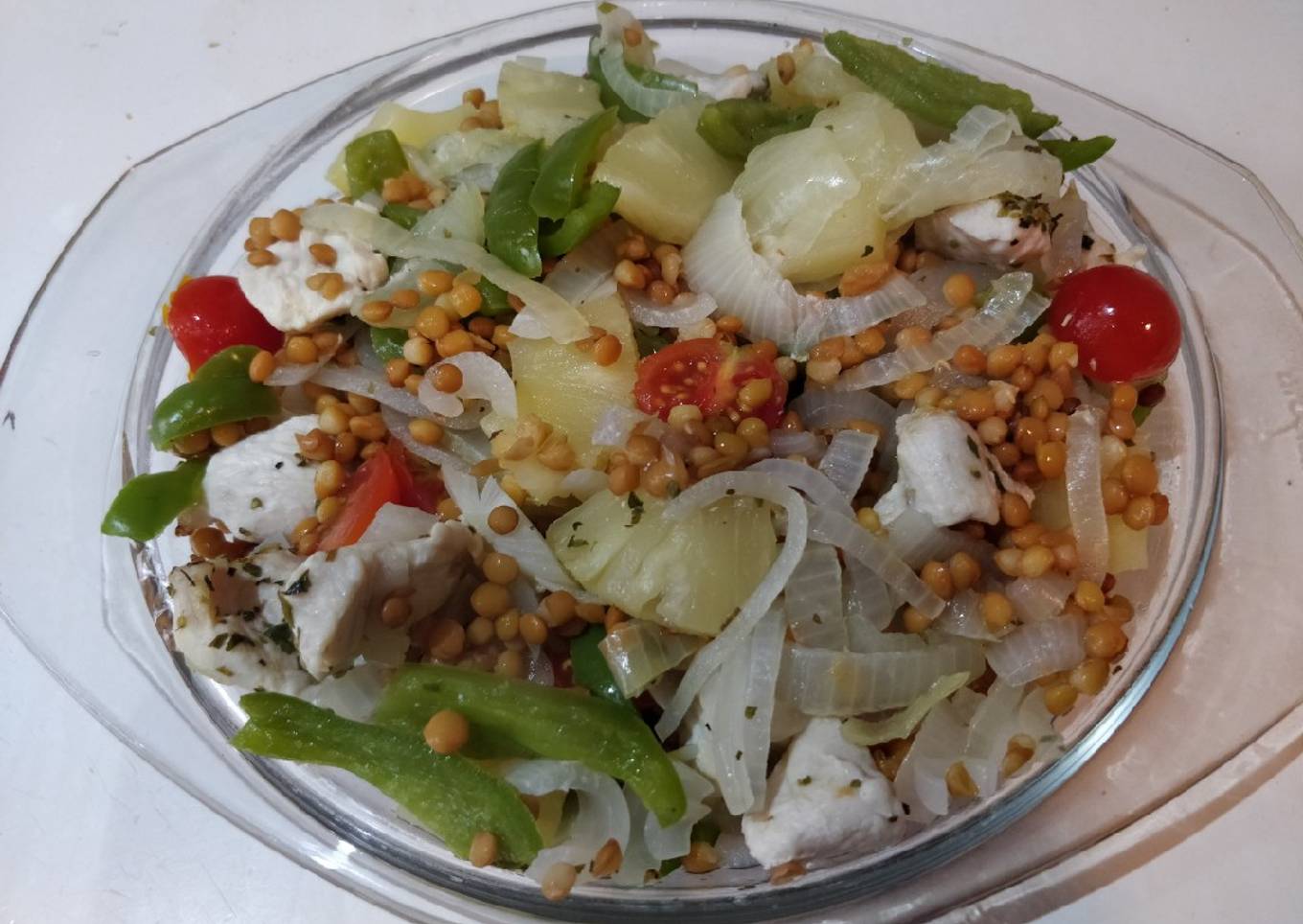 Ensalada templada de lentejas, pollo y piña