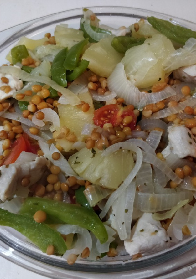 Una foto de Ensalada templada de lentejas, pollo y piña