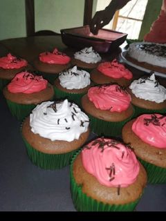 Una foto de Cupcakes de moka con topping de crema batida