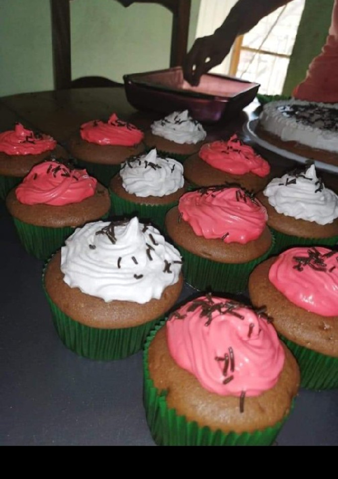 Una foto de Cupcakes de moka con topping de crema batida