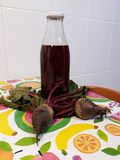 Una foto de Infusión de remolacha con jengibre y ralladura de h. de aguacate