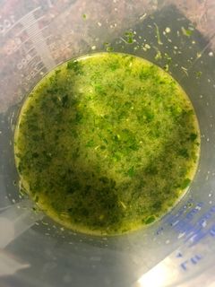 Una foto de Ajo y perejil en aceite
