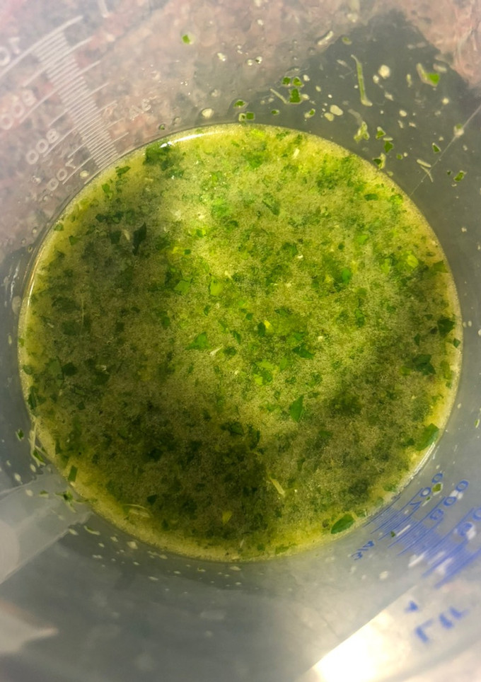 Una foto de Ajo y perejil en aceite