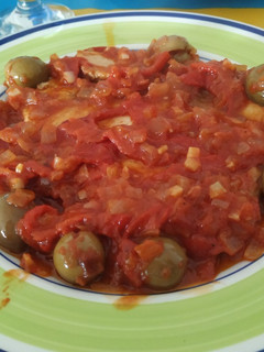 Una foto de Pez espada en salsa de aceitunas