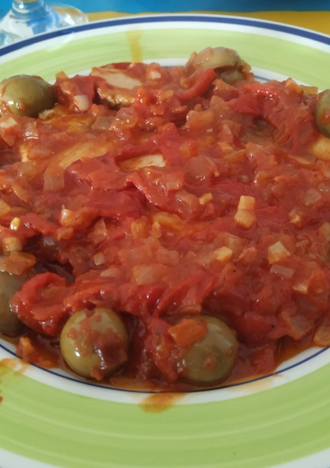 Una foto de Pez espada en salsa de aceitunas