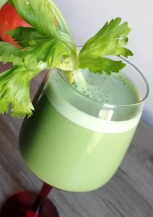 Une photo de #Healthy juice🍸céleri pomme 🍏