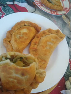 Una foto de Empanada de mariscos con un toque de cilantro