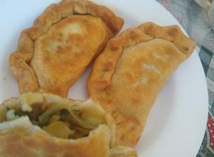 Una foto de Empanada de mariscos con un toque de cilantro