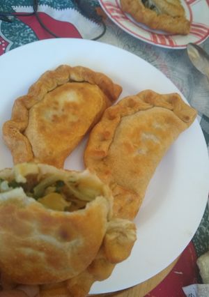 Una foto de Empanada de mariscos con un toque de cilantro