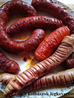 Sült kolbászok zsír nélkül sütve recept fotója