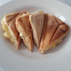 A picture of Egg sandwich with sweet corn.