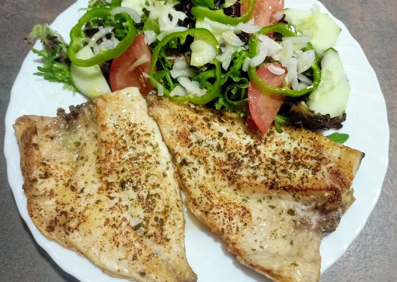 Filetes de dorada con ensalada