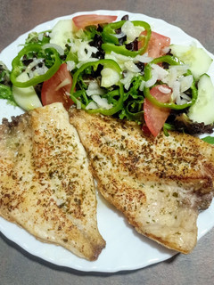Una foto de Filetes de dorada con ensalada