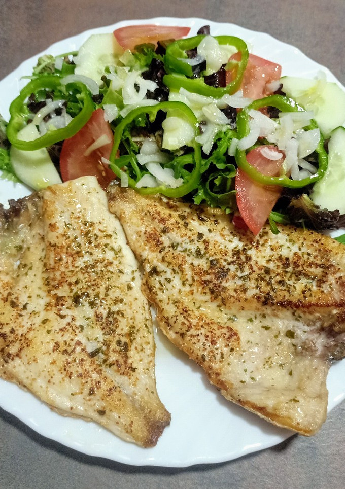 Una foto de Filetes de dorada con ensalada
