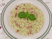 Una foto di risotto con pesto di
