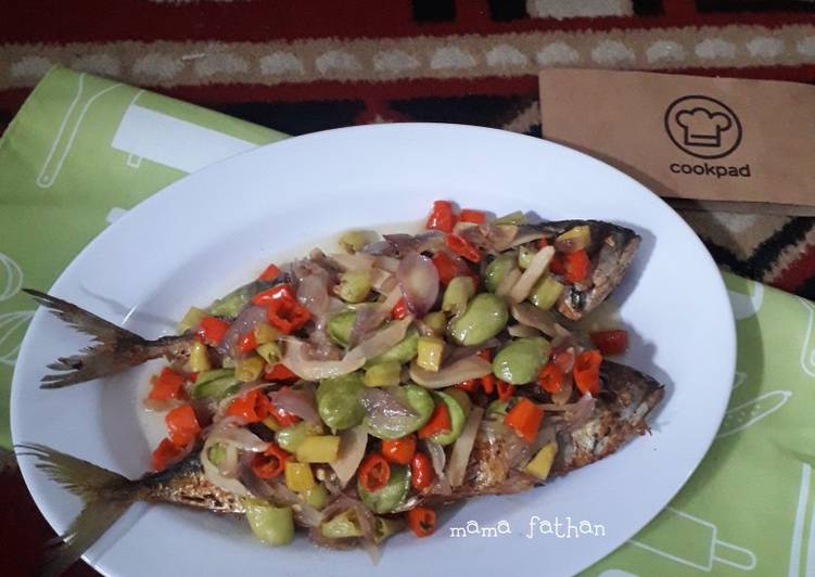 Kembung goreng siram tumis pete pedas