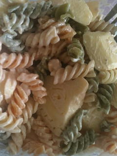 Una foto de Pasta con manzana y salsa rosa