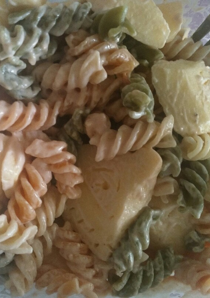 Una foto de Pasta con manzana y salsa rosa