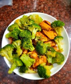 ức gà xào bông cải