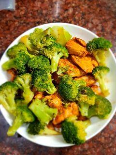 Hình của món Ức gà xào bông cải xanh.