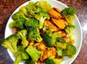 Hình của món Ức gà xào bông cải xanh.