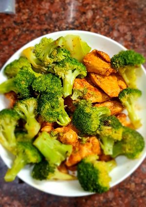 Hình của món Ức gà xào bông cải xanh.