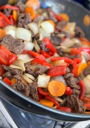 Una foto de Carne salteada con vegetales al estilo asiático 🥩