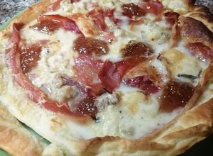 Foto di Torta salata con San Daniele, gorgonzola con la goccia e fichi