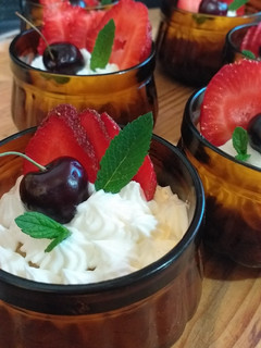 Una foto de Postre Crema de Limón y frutos rojos