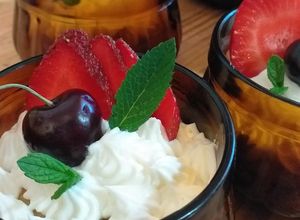 Una foto de Postre Crema de Limón y frutos rojos