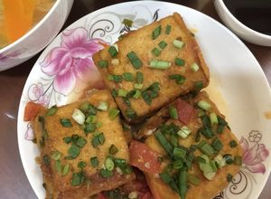 Hình của món Đậu hũ dồn thịt sốt cà.