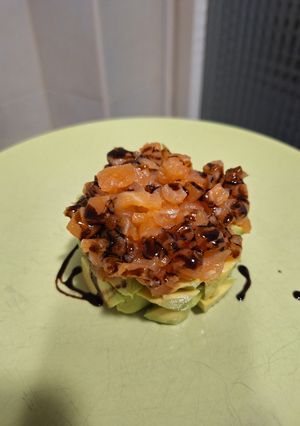 Una foto de Tartar de salmón con aguacate