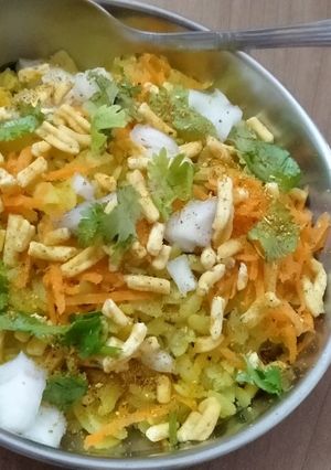 इंदौरी पोहा (indori pohe recipe in marathi) रेसिपी चे मुख्य फोटो 