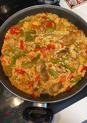 Una foto de Paella de carne